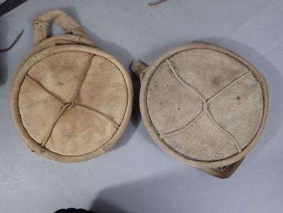 Lot comprenant une paire de sabot, 2 abreuvoirs...