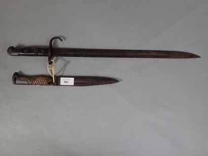 Deux baïonnettes, une Britannique modèle...