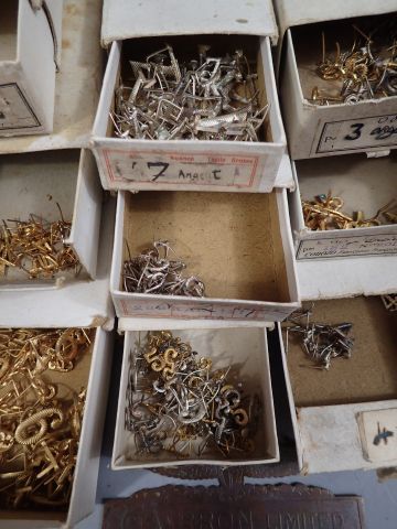 Lot d’insignes pour coiffure : Chiffres,...