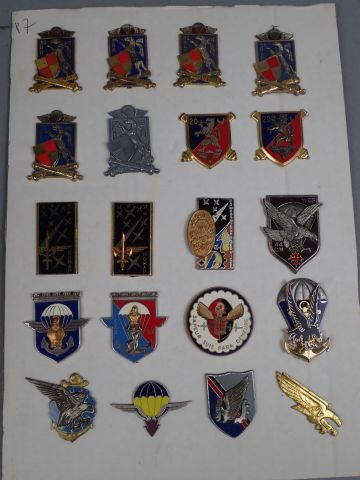 Lot d’insignes Parachutiste, légion et commando,...