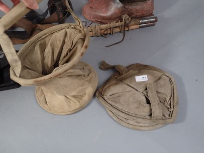Lot comprenant une paire de sabot, 2 abreuvoirs...