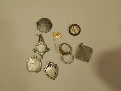 France. Ensemble de breloques et broches...