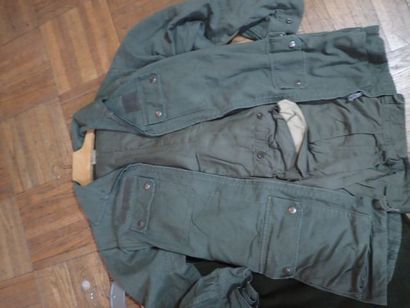 Fort lot d’uniformes français : Armée de...