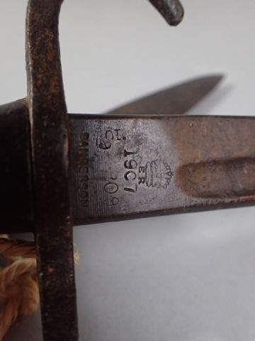 Deux baïonnettes, une Britannique modèle...