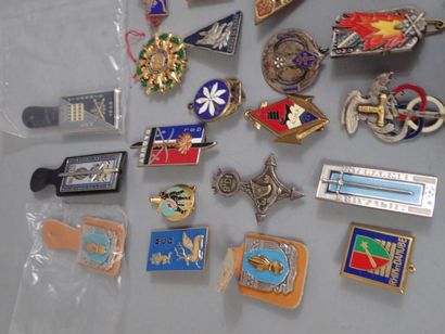 45 insignes français : G.U. troupes coloniales,...