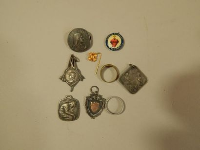 France. Ensemble de breloques et broches...