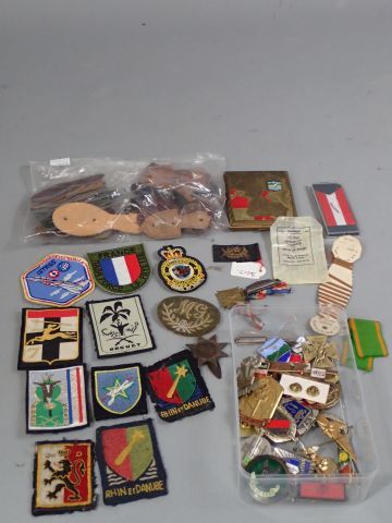 Boite d’insignes tissu et métal Français...