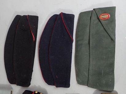 Lot de 10 bonnets de police. 8 français :...