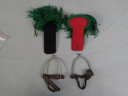 Paire d’épaulettes rouge et verte et une...