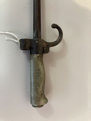 Epée baïonnette française modèle 1886. Poignée...
