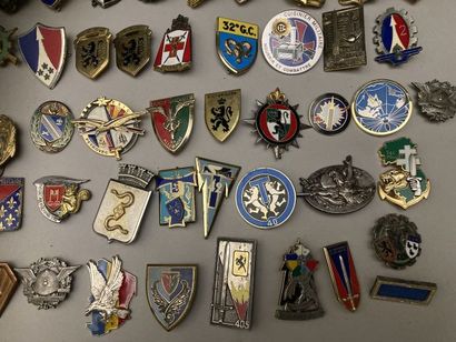 Fort lot d’insignes : Grandes unités, promotions,...