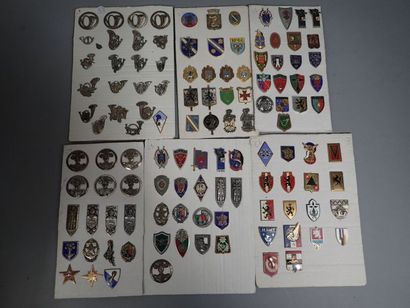 Lot d’Insignes Cavalerie, chasseurs, et divers,...