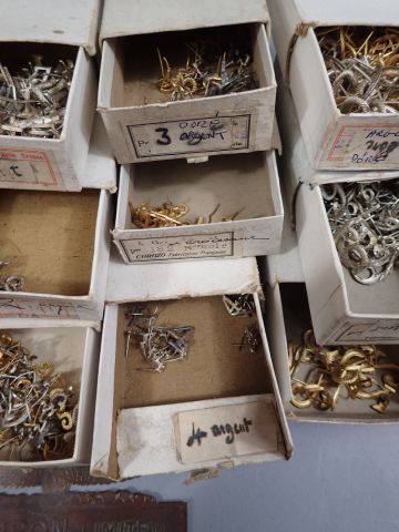 Lot d’insignes pour coiffure : Chiffres,...