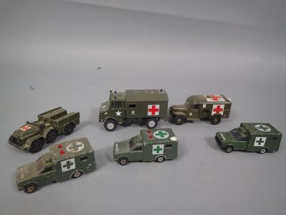 Lot de véhicules militaires et avions miniatures....