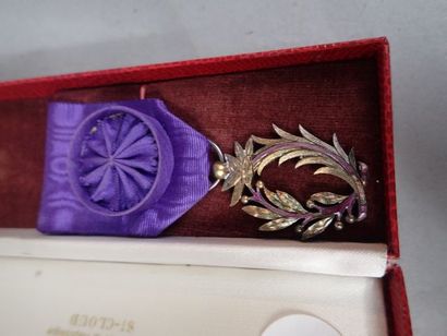 Lot de 4 décorations et une réduction : Croix...