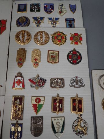 Lot d’insignes français divers : matériel,...