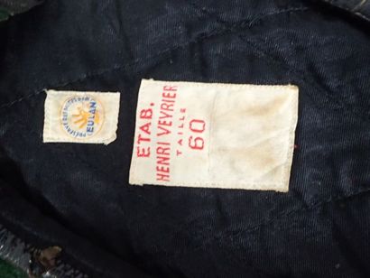 8 bérets para et légion avec 6 insignes....