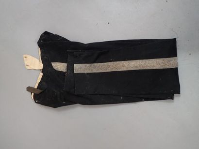 Lot d’uniforme français : un pantalon bleu...