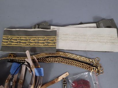 Lot de passementerie, de jugulaires, de fausses...