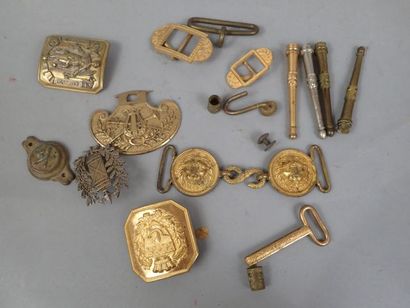 Lot de cuivrerie : insignes, ferrets de fourragère,...