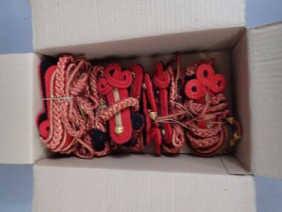 Lot d’épaulettes et d’aiguillettes de la...