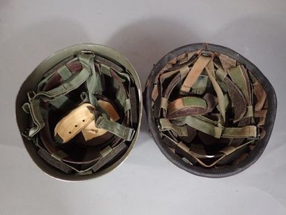 Lot de 2 casques mod F1, complet. BE