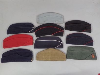 Lot de 10 bonnets de police. 8 français :...