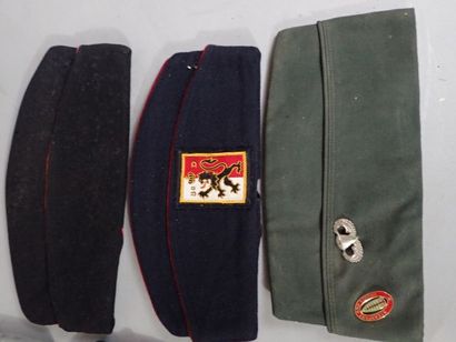 Lot de 10 bonnets de police. 8 français :...