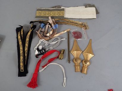 Lot de passementerie, de jugulaires, de fausses...