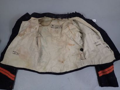 Lot d’uniforme français : un pantalon bleu...