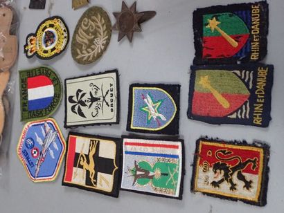 Boite d’insignes tissu et métal Français...