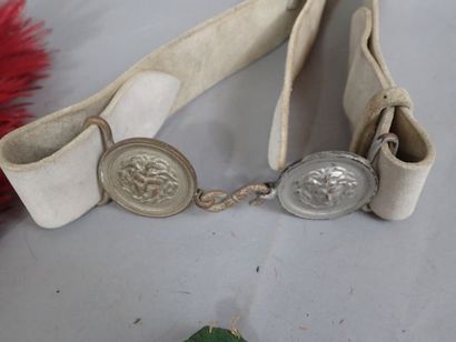 Lot : 1 ceinturon en buffle blanc à deux...