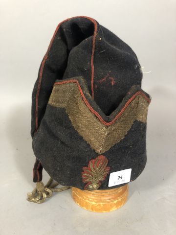Bonnet de police de type Empire, en drap...