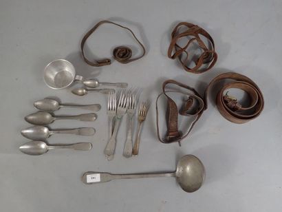 Lot comprenant divers couverts, un quart,...
