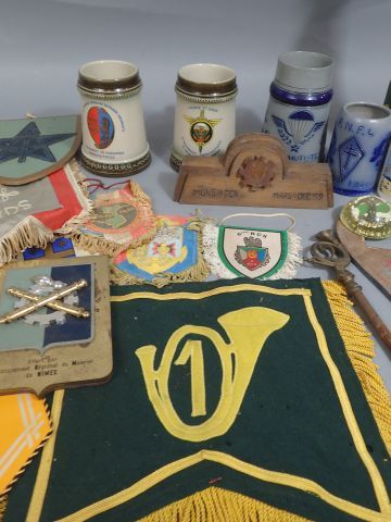 Lot de souvenirs régimentaires, fanions,...