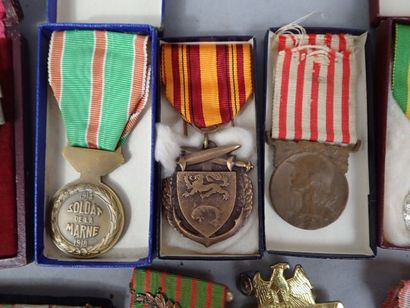 Lot de médailles françaises et étrangères,...