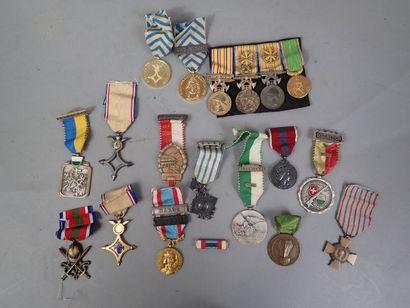 Lot de 18 décorations civiles et militaires...