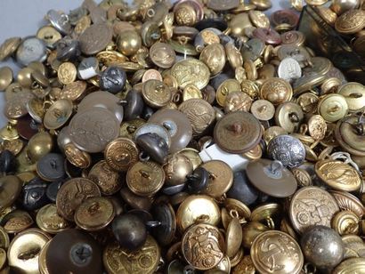 Lot de boutons d’uniforme France et étra...
