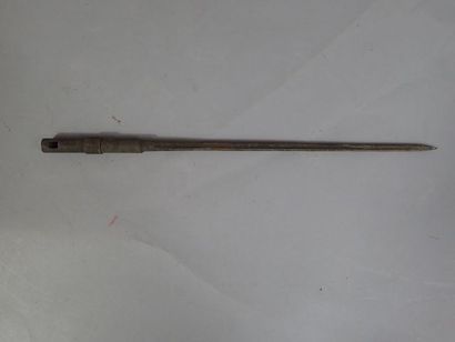 Baïonnette pour fusil MAS 36, à lame cruciforme....