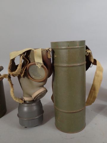 3 masques à gaz de la Défense Passive dans...