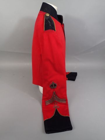 Spencer d’officier en drap rouge avec grades,...