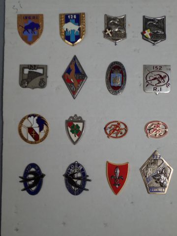 Lot d’insignes Infanterie, présentés sur...