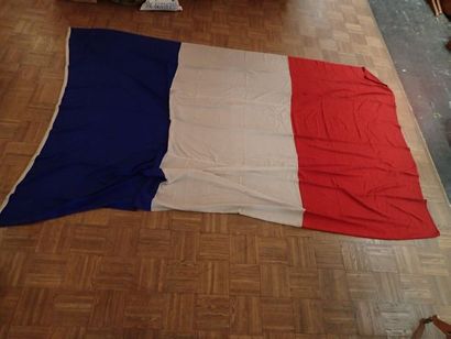 Grand drapeau tricolore. 240 x420 cm env...