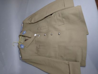 Lot d’uniformes français. Uniforme d’adjudant-chef...