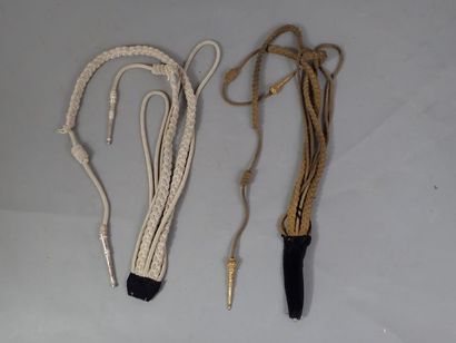 Lot de 2 aiguillettes, l’une dorée et l’autre...