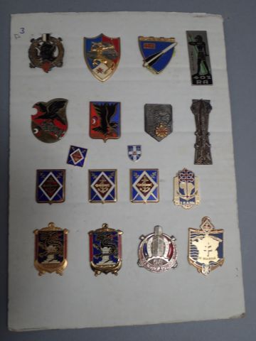 Lot d’insigne Artillerie et troupe de Marine,...