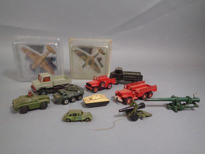 Lot de véhicules militaires et avions miniatures....