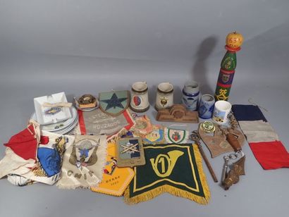 Lot de souvenirs régimentaires, fanions,...