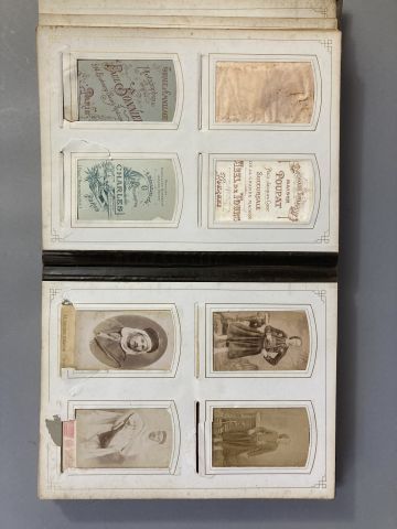 Album photos contenant 75 photographies,...