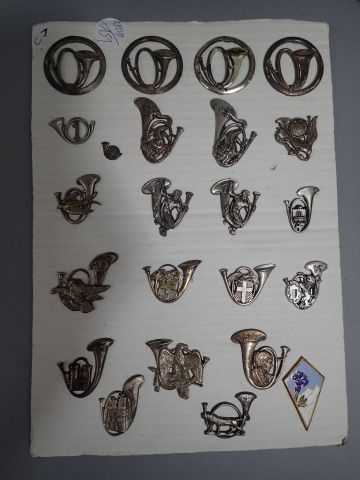 Lot d’Insignes Cavalerie, chasseurs, et divers,...
